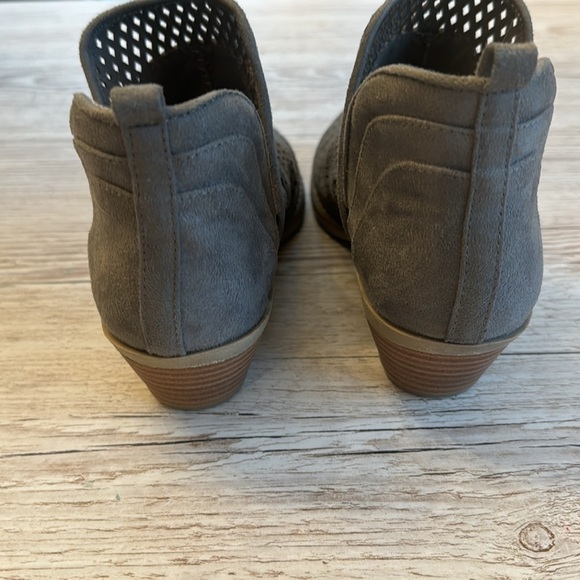 Report Diandra V Side Perforated Gray Suede Booties Size 6.5 - Picture 5 of 7